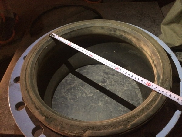上海淞江橡膠接頭采用大口徑法蘭試壓會出現(xiàn)漏水現(xiàn)象！